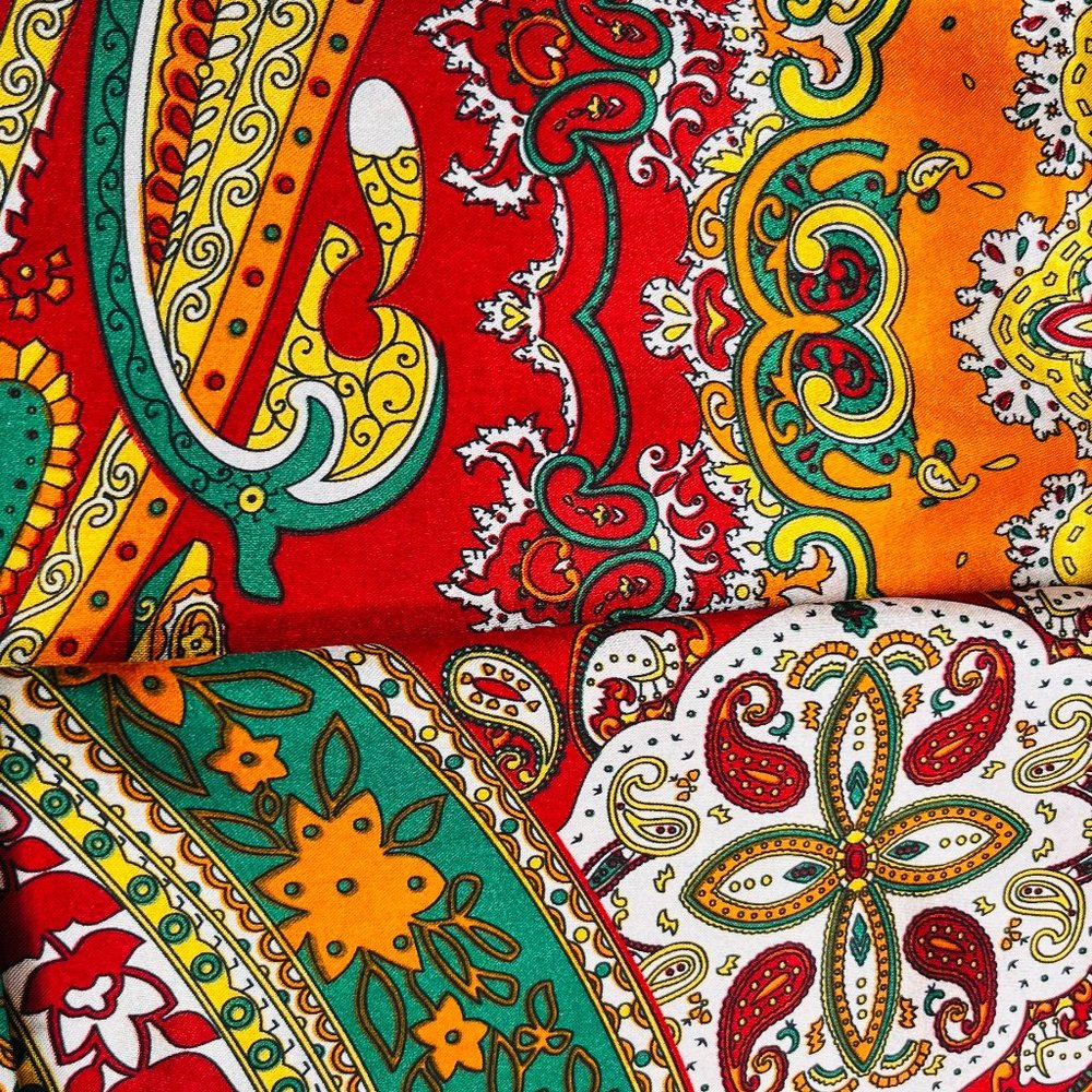 Vintage-Style Silk Scarf – Vibrant Paisley Elegance NWT